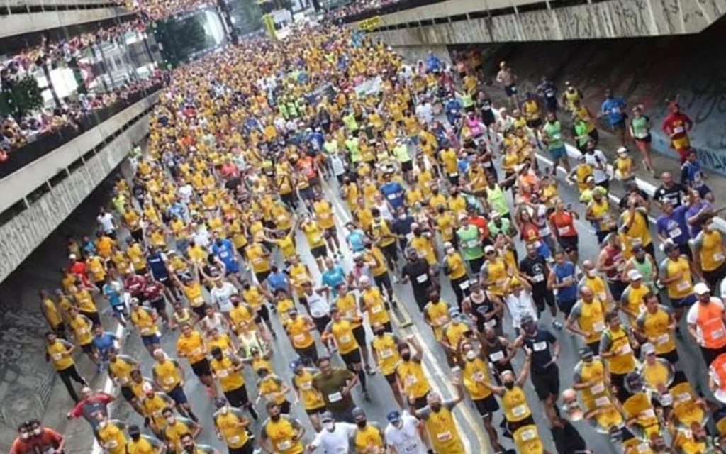 São Silvestre 2024: corrida terá lançamento de lote promocional Corrida São Silvestre enche as ruas de São Paulo (Foto: Sérgio Shibuya/Gazeta Press)