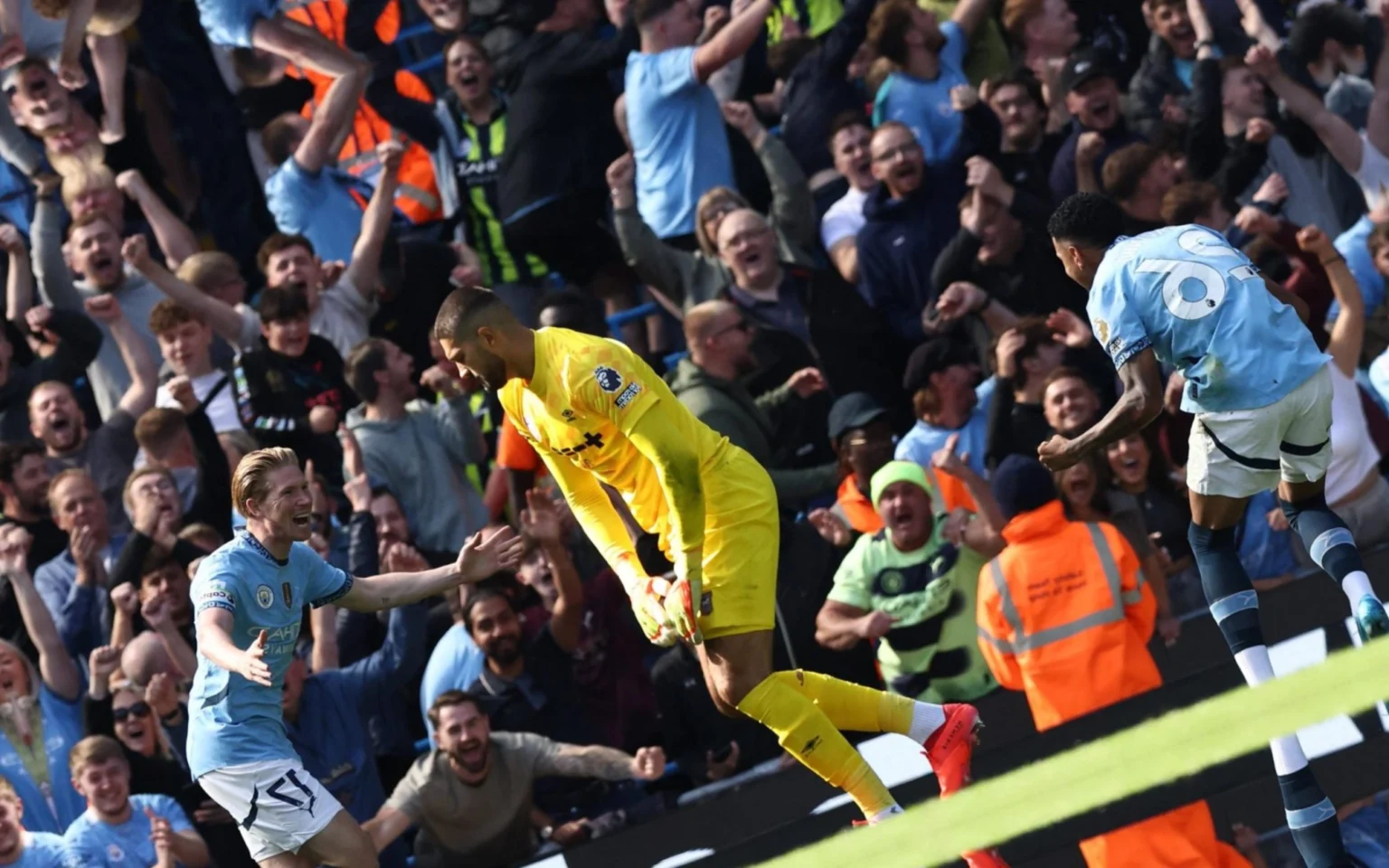 Savinho leva web à loucura com atuação pelo Manchester City: ‘Guardiola criando um monstro’ Savinho e Kevin de Bruyne celebram gol do Manchester City (Foto: Darren Staples / AFP)