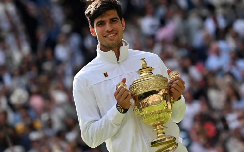 Segredo real: saiba o que a Princesa de Gales perguntou ao tenista Carlos Alcaraz Carlos Alcaraz venceu Novak Djokovic na final de Wimbledon em 2024 (Foto: Andrej Isakovic / AFP)