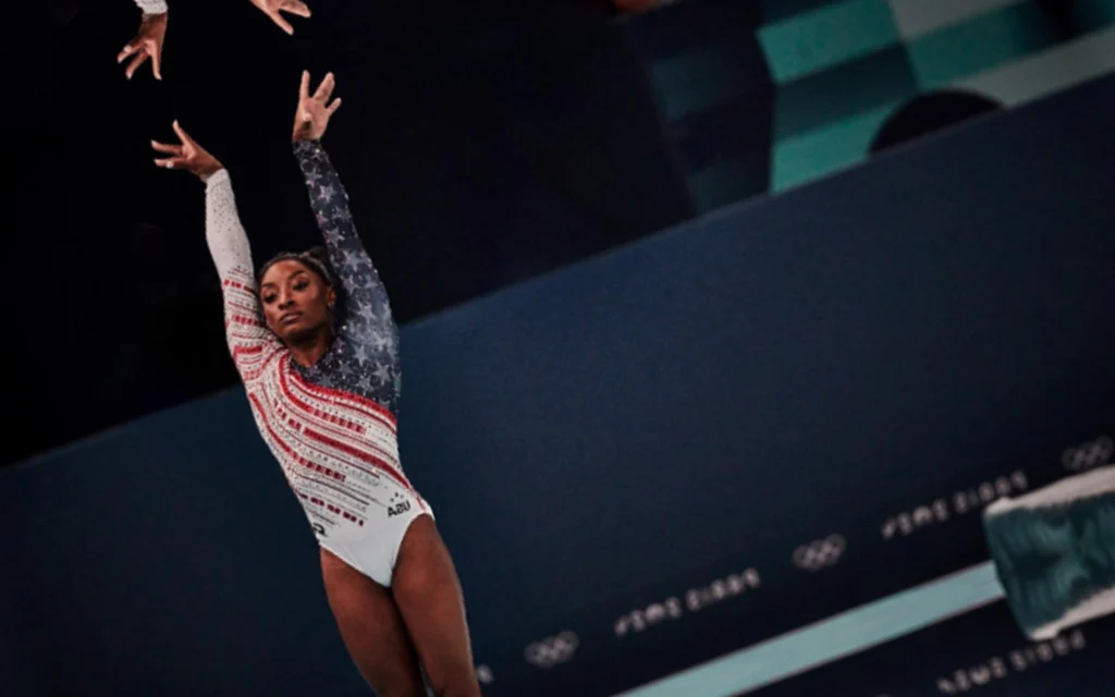 Segunda parte de série sobre Simone Biles ganha data de lançamento Simone Biles ampliou a extensa lista de conquistas em Paris (Foto: Divulgação / Netflix)