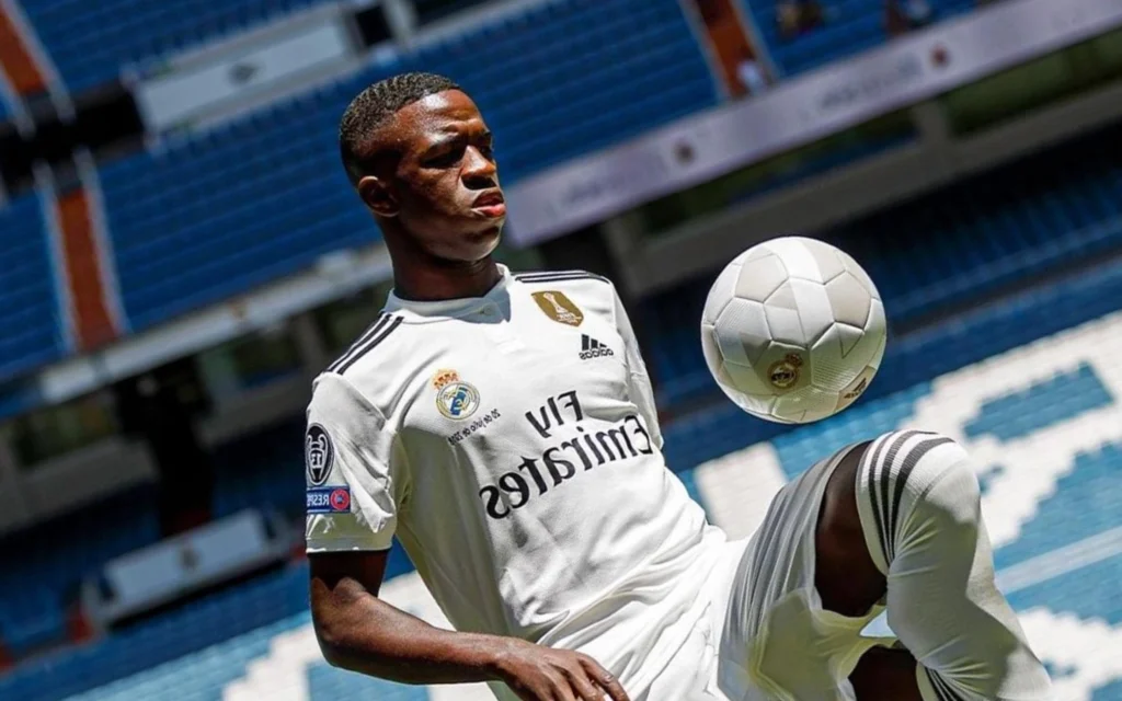 Seis anos de Vini Jr no Real Madrid: relembre a passagem e momentos marcantes do jogador Vini Jr na apresentação no Real Madrid (Foto: Divulgação / Real Madrid)