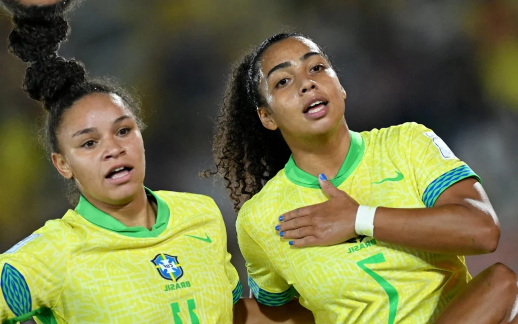 Seleção brasileira feminina sub-20 vence o Canadá e se classifica em primeiro no grupo Natália Vendito e Dudinha comemoram o gol em Brasil x Canadá