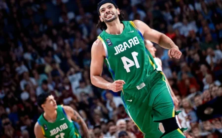 Seleção de Basquete atropela a Letônia e garante vaga nos Jogos de Paris Leo Meindl brilha contra a Letônia e lidera vitória da Seleção Brasileira (Foto: Divulgação / FIBA)