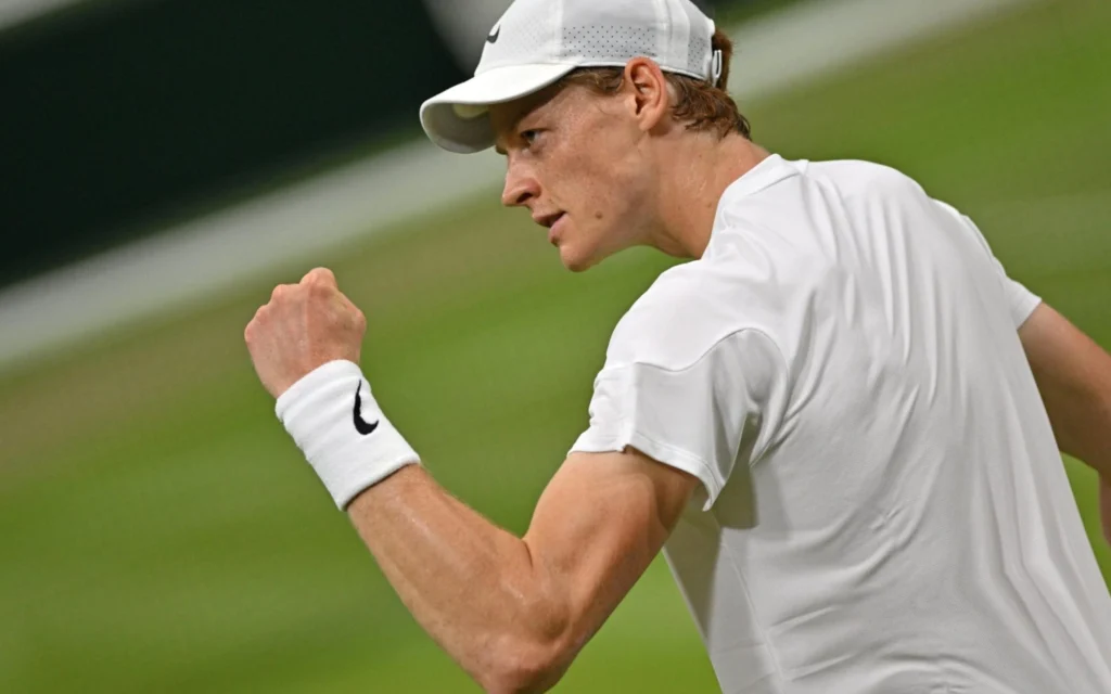 Sinner amassa sérvio e vai às oitavas em Wimbledon Jannik Sinner em Wimbledon (Foto: Glyn KIRK / AFP)