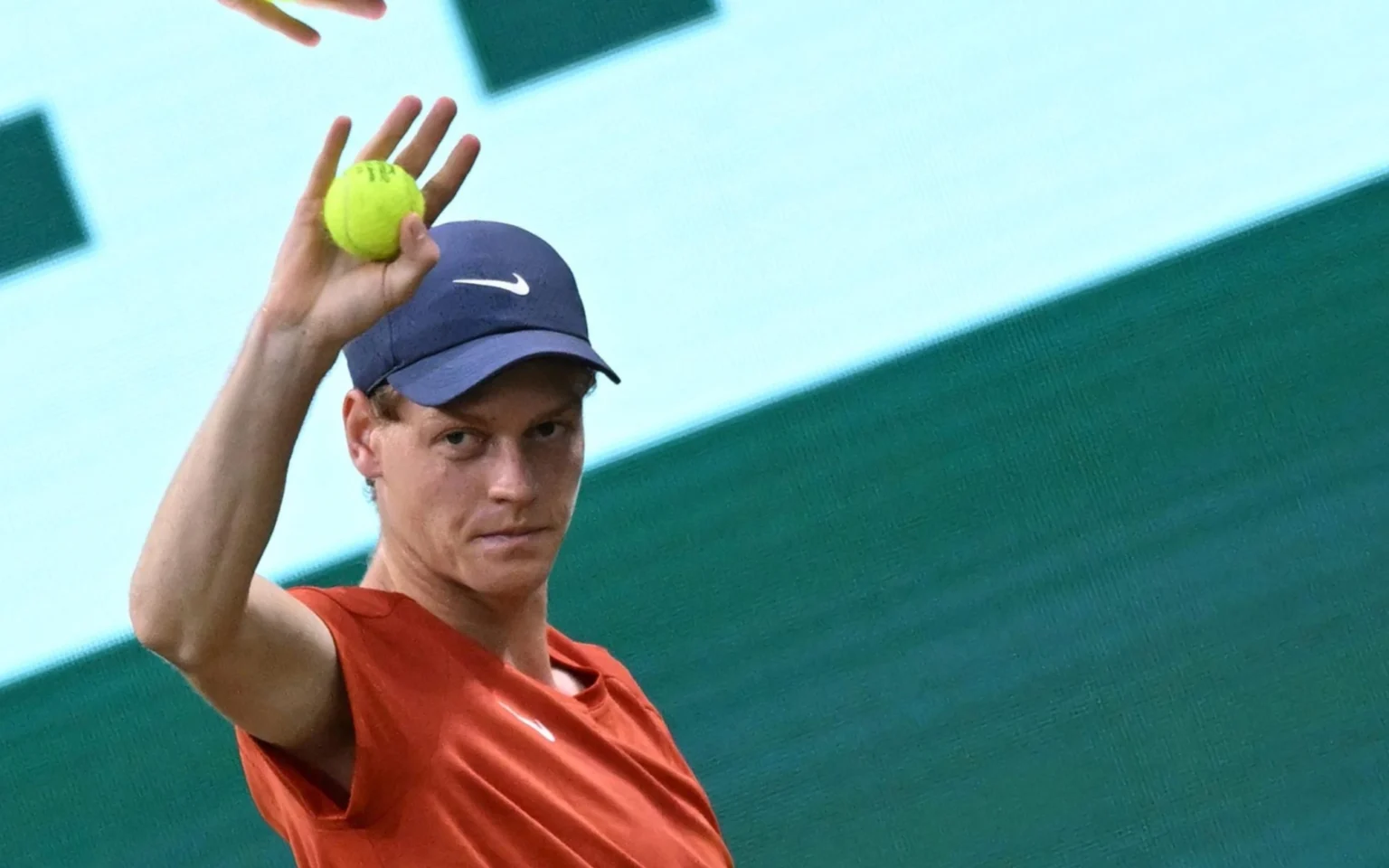 Sinner e Alcaraz caem no mesmo lado da chave em Wimbledon; Djokovic tem Zverev Jannik Sinner vai disputar primeiro Grand Slam como número 1 do mundo (Foto: CARMEN JASPERSEN / AFP)