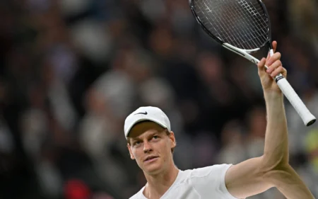 Sinner vence clássico italiano e vai à 3ª rodada de Wimbledon Sinner em Wimbledon (Foto: ANDREJ ISAKOVIC / AFP)