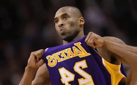 Sobrinho de Kobe Bryant escolhe outra modalidade e começa a se destacar Kobe Bryant é a maior inspiração do sobrinho (Foto: Christian Petersen / AFP)