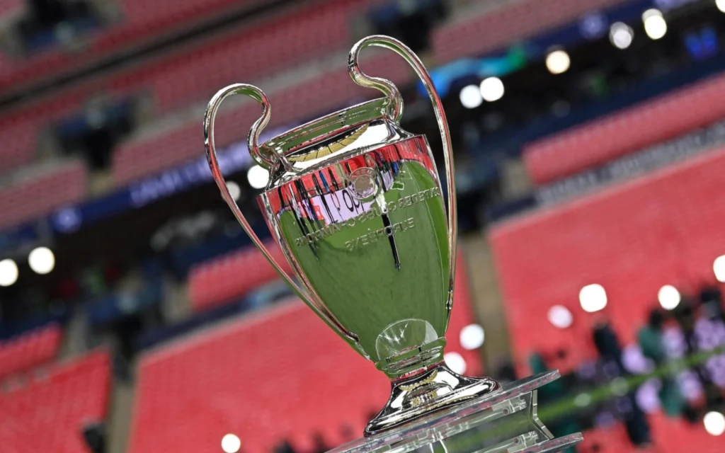 Sorteio da Champions League: por quais motivos a competição mudou de formato? Taça da Champions League. (Foto: Glyn Kirk/AFP)