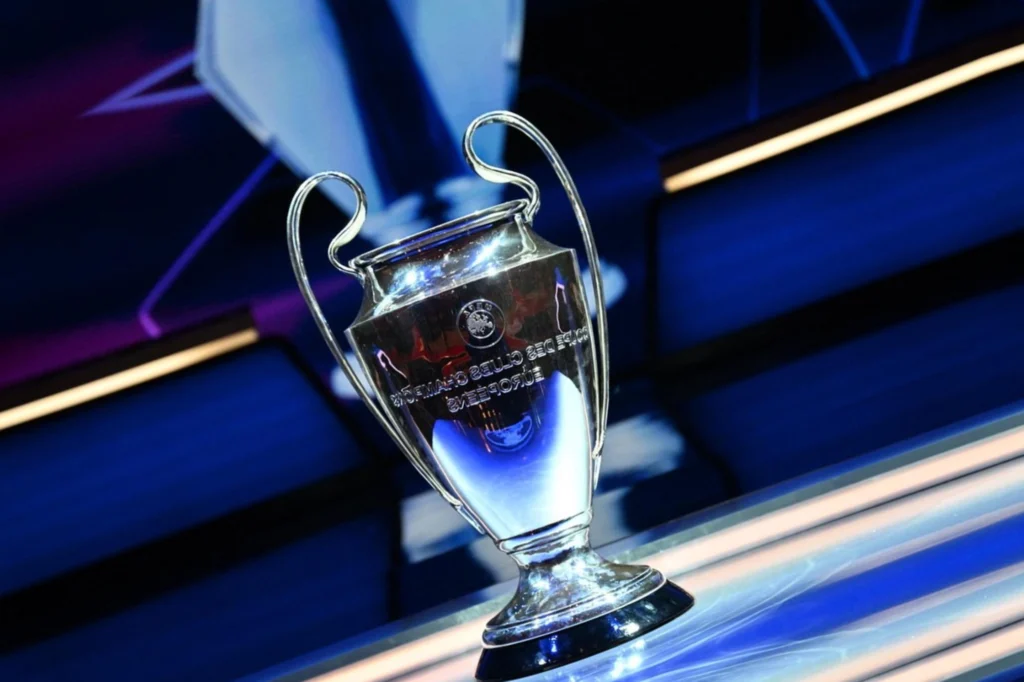 Sorteio da Champions League: regras do novo formato e onde assistir à definição dos grupos Troféu da Champions League (Foto: OZAN KOSE / AFP)