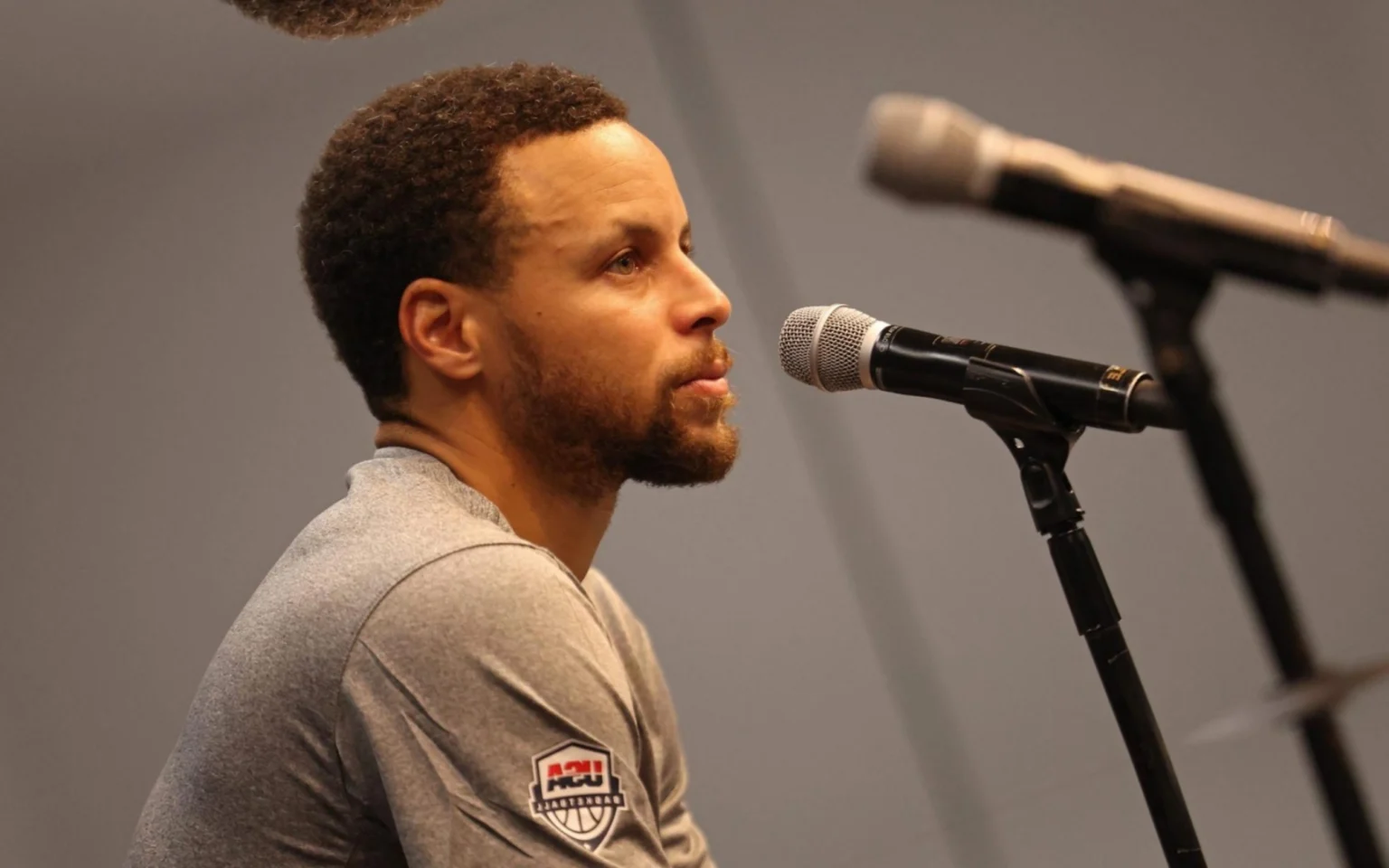 Stephen Curry lamenta corte de astro da seleção: ‘O jogo precisa dele’ Stephen Curry em entrevista coletiva pela seleção dos Estados Unidos (Foto: Mercedes Oliver / AFP)