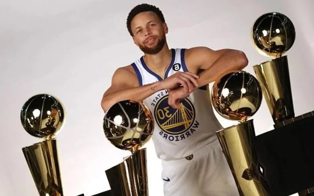 Stephen Curry não foge da raia e revela onde quer encerrar a carreira Stephen Curry conquistou quatro títulos nos Warriors (Foto: EZRA SHAW / AFP)