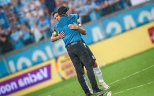 Suárez volta a alfinetar o Brasil em despedida pelo Grêmio, após recorde histórico