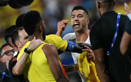 Suárez explica confusão após eliminação do Uruguai na Copa América Suárez briga com Borja após o confronto (Foto: Chandan Khanna / AFP)