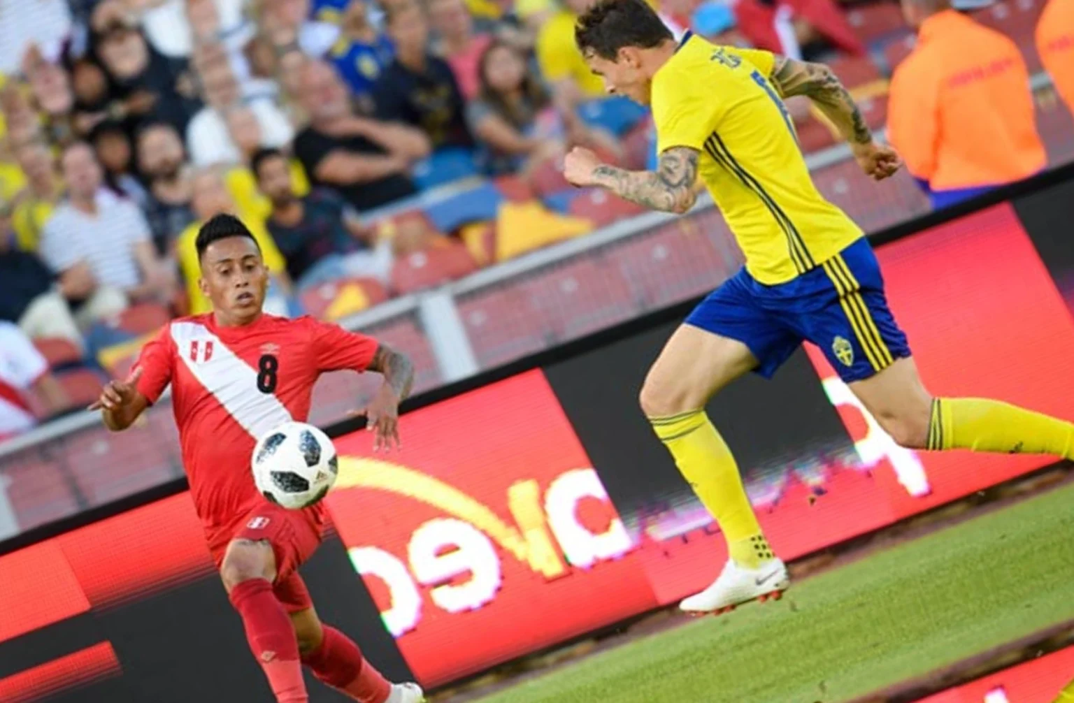 Suécia e Peru ficam no empate em último amistoso antes da Copa Cueva tenta escapa da marcação de Lindelof (Foto: Pontus Lundahl / AFP)