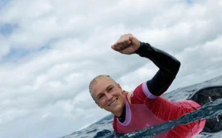 Surfe nas Olimpíadas: onde assistir e horário da final de Tati Weston-Webb Tatiana Weston-Webb comemora no mar de Tehaupoo (Foto: Ben Thouard / AFP)