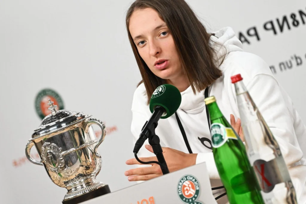 Swiatek comemora conquista após trajetória ‘surreal’ em Roland Garros: ‘Significa muito’ Swiatek conversa com a imprensa após vitória em Roland Garros (Foto: Sébastien DUPUY / AFP)