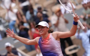 Swiatek vence campeã e iguala fortes, rumo à glória em Roland Garros