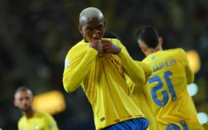 Talisca, o vice-artilheiro do Al-Nassr, marca três gols em empate por 4 a 4 com o Al-Hazem