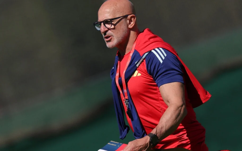 Técnico da Espanha provoca Mbappé antes de duelo com a França na Eurocopa: ‘Meus jogadores são melhores’ Luis de la Fuente assumiu a Espanha após a Copa do Mundo de 2022 (Foto: LLUIS GENE / AFP)