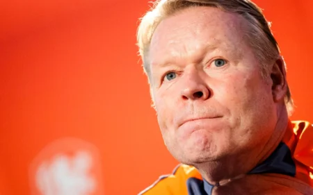 Técnico da Holanda detona ida de jogador ao futebol saudita e fecha portas da seleção Ronald Koeman comanda a seleção da Holanda (Foto: Sem van der Wal / ANP / AFP)