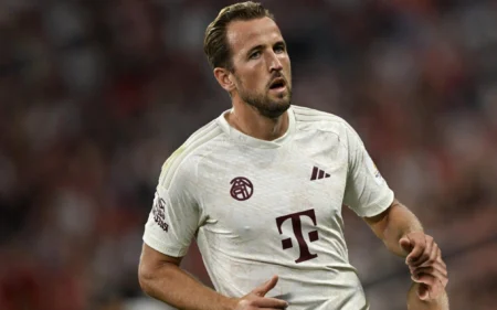 Técnico do Bayern de Munique acredita no ‘efeito Harry Kane’ e projeta boa temporada do artilheiro Harry Kane em ação pelo Bayern de Munique na Supercopa da Alemanha (Foto: CHRISTOF STACHE / AFP)