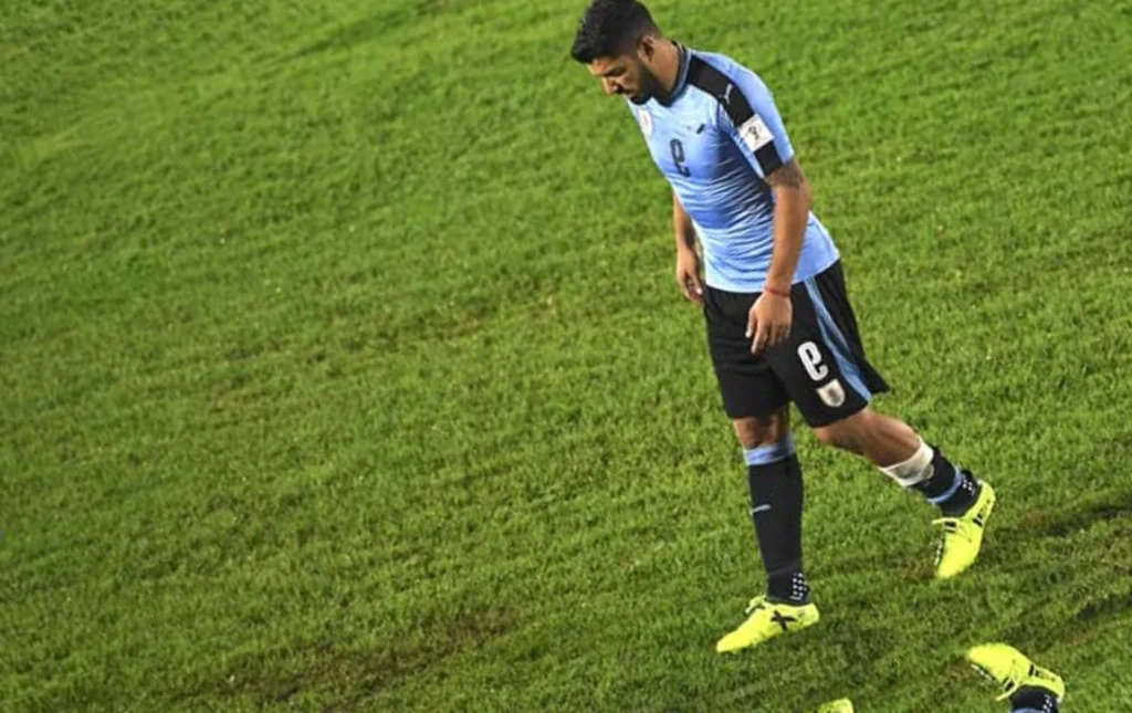 Técnico do Uruguai ‘confirma’ Suárez contra o Paraguai na terça-feira Suárez deixou o campo sentindo câimbras (Foto: Pablo Porciuncula Brune / AFP)