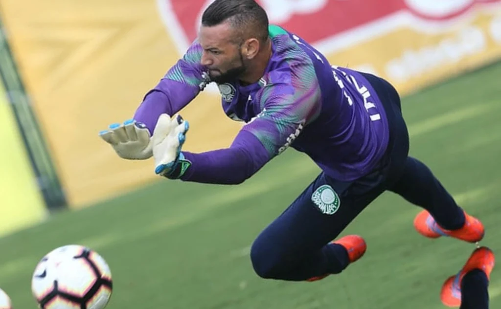 Tempo de bola deixa Palmeiras alerta com altitude na partida desta quinta Goleiro Weverton se diz preparado para interferência da altitude no tempo de bola (Agência Palmeiras/Divulgação)