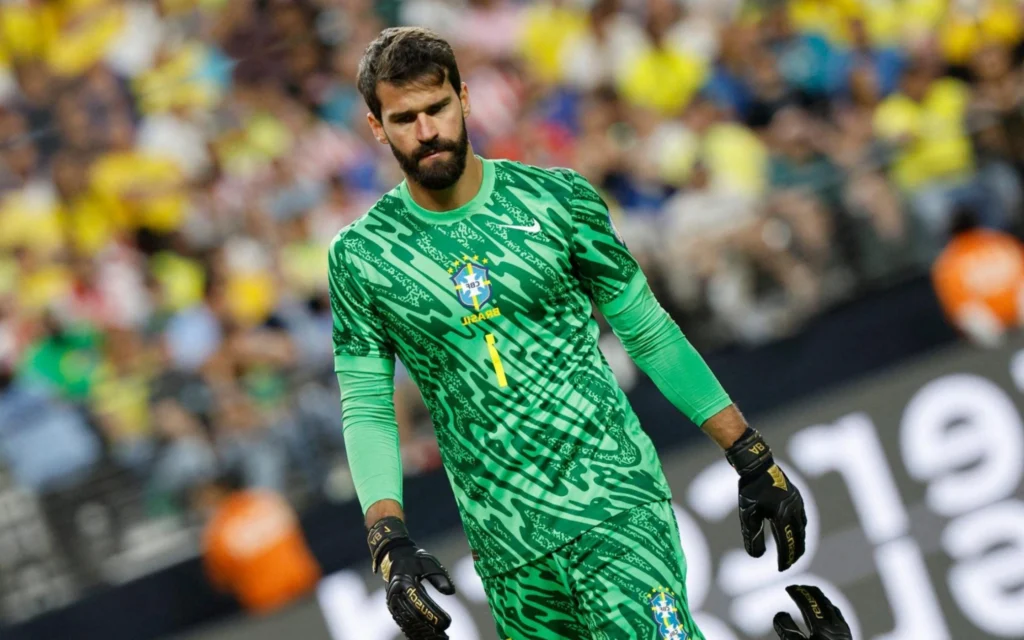 Teve culpa? Sormani dispara contra Alisson após gol do Paraguai no Brasil; veja Alisson é o goleiro titular da Seleção Brasileira (Foto: KEVORK DJANSEZIAN/GETTY IMAGES NORTH AMERICA/Getty Images via AFP)