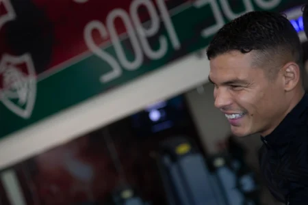 ‘Thiago Silva é Rei’: torcedores do Fluminense vão à loucura com contratação na web Thiago Silva em visita recente ao Fluminense (Marcelo Gonçalves/Fluminense FC)