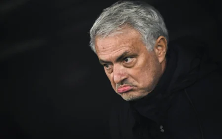 Time de Mourinho toma gol nos acréscimos e se complica na ‘pré-Champions League’ José Mourinho terá trabalho para levar o Fenerbahça à fase de liga da Champions League (Foto: Fabrice Coffrini/AFP)