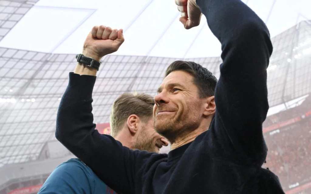 Título do Bayer Leverkusen na Bundesliga enlouquece redes sociais: ‘O maior dos sonhos’ Xabi Alonso celebra título do Bayer Leverkusen na Bundesliga (Foto: INA FASSBENDER / AFP)