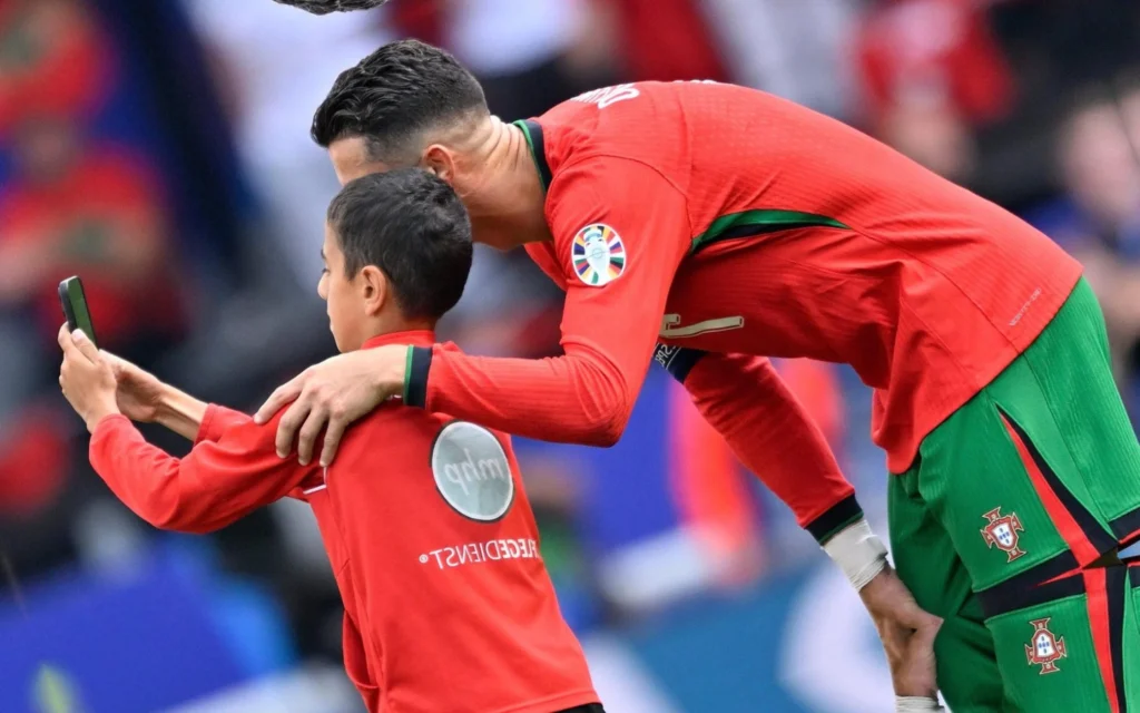 Torcedor invade campo e tira selfie com Cristiano Ronaldo em Turquia e Portugal (Foto: INA FASSBENDER / AFP)