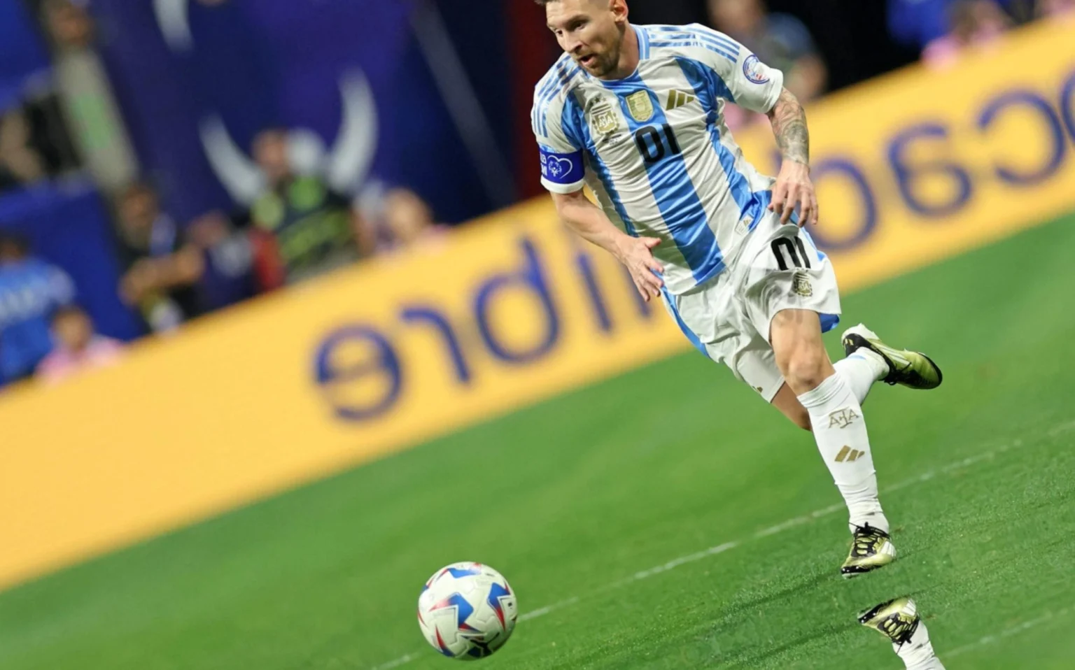 Torcedores comparam atitude de Messi com Neymar: ‘Aprendeu direitinho’ Messi em ação pela seleção argentina (Photo by CHARLY TRIBALLEAU / AFP)