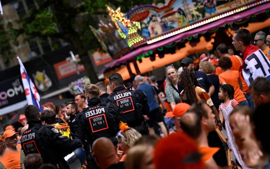 Torcedores da Holanda atacam ingleses em bar antes da semifinal da Eurocopa; veja vídeo Polícia tentou controlar a situação. (Foto: AFP)