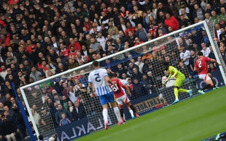 Torcedores detonam Maguire após gol sofrido pelo Manchester United: ‘Ele voltou’ Danny Welbeck faz gol para o Brighton diante do Manchester United (Foto: Glyn KIRK / AFP)