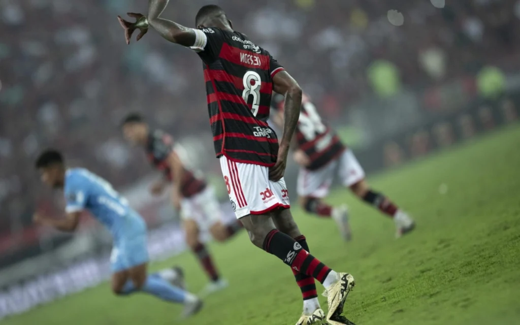 Torcedores disparam contra Gerson após gol perdido em Bolívar x Flamengo: ‘Uma draga hoje’ Gerson perdeu um gol inacreditável contra o Bolívar (Foto: Jorge Rodrigues/AGIF)