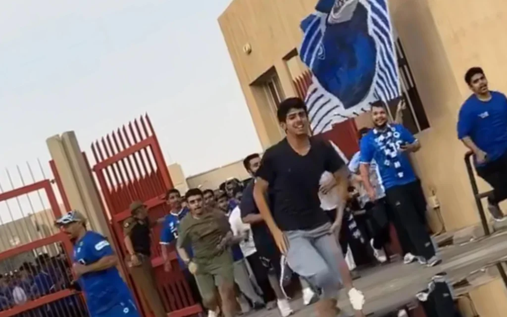 Torcedores do Al-Hilal chegam cedo para apresentação de Neymar e correm para abertura dos portões Torcedores do Al-Hilal correndo. (Foto: Reprodução/Twitter)