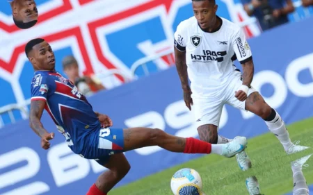 Torcedores do Botafogo detonam CBF e arbitragem em lance polêmico: ‘Corruptos’ Jean Lucas recebeu cartão amarelo por braço no rosto de Marlon Freitas no duelo entre Bahia e Botafogo (Foto: Vitor Silva/Botafogo)