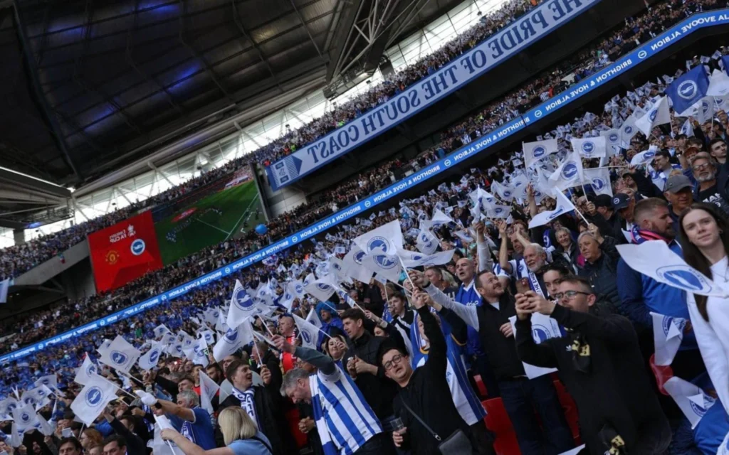 Torcedores do Brighton são esfaqueados antes de partida contra a Roma