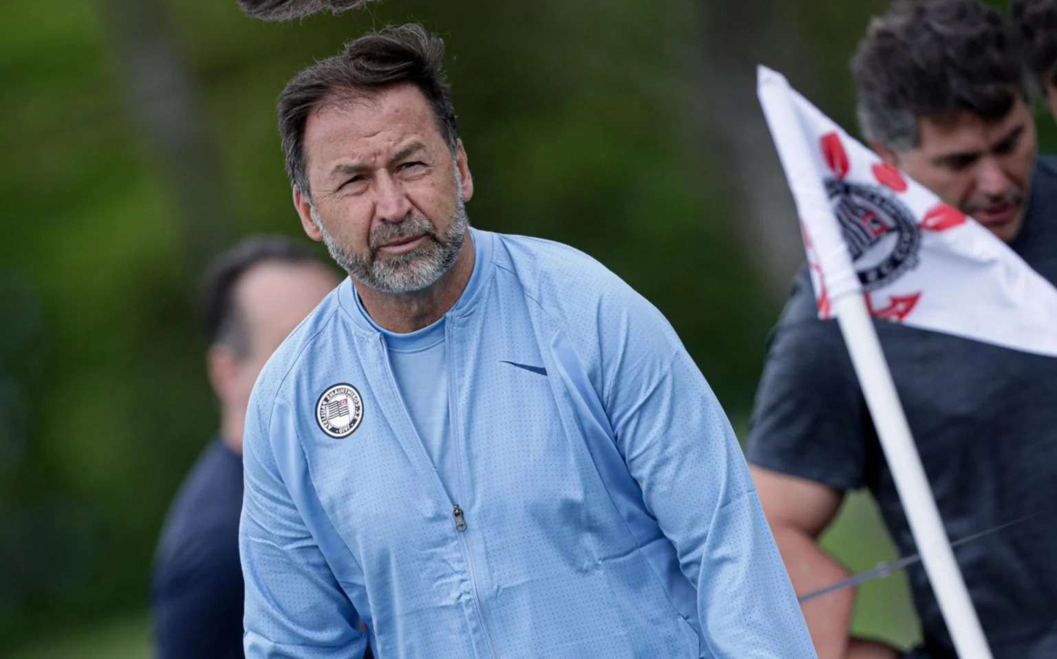 Torcedores do Corinthians protestam no Parque São Jorge e ameaçam Augusto Melo Presidente do Corinthians