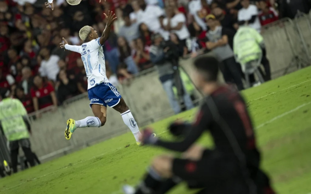 Torcedores do Cruzeiro vão a loucura com Matheus Pereira: ‘Melhor jogador no Brasil’ Matheus Pereira marcou um belo gol pelo Cruzeiro diante do Flamengo (Jorge Rodrigues/AGIF)