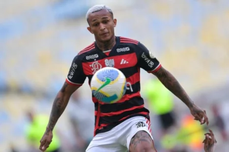 Torcedores do Flamengo se revoltam com conduta da diretoria na negociação de Wesley Wesley em ação pelo Flamengo no Campeonato Brasileiro (Foto: Thiago Ribeiro/AGIF)