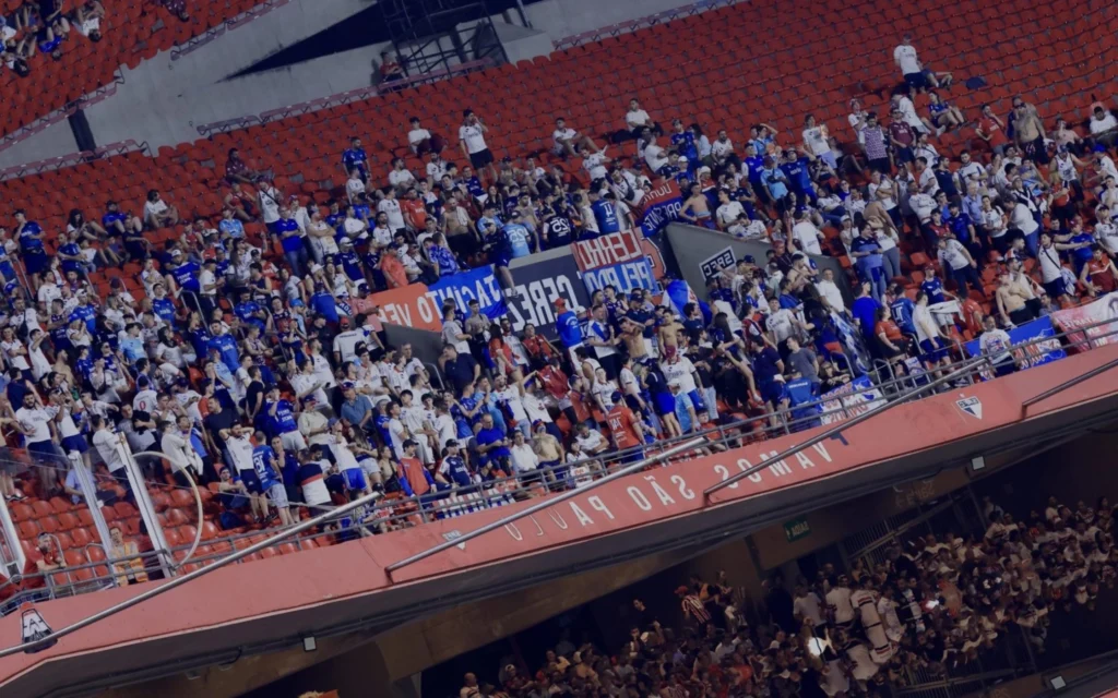 Torcedores do Nacional são detidos após confronto com Polícia Militar em jogo do São Paulo Torcedores do Nacional se envolveram em confusão com a Polícia Militar durante o jogo diante do São Paulo (Foto: Marcello Zambrana/AGIF)