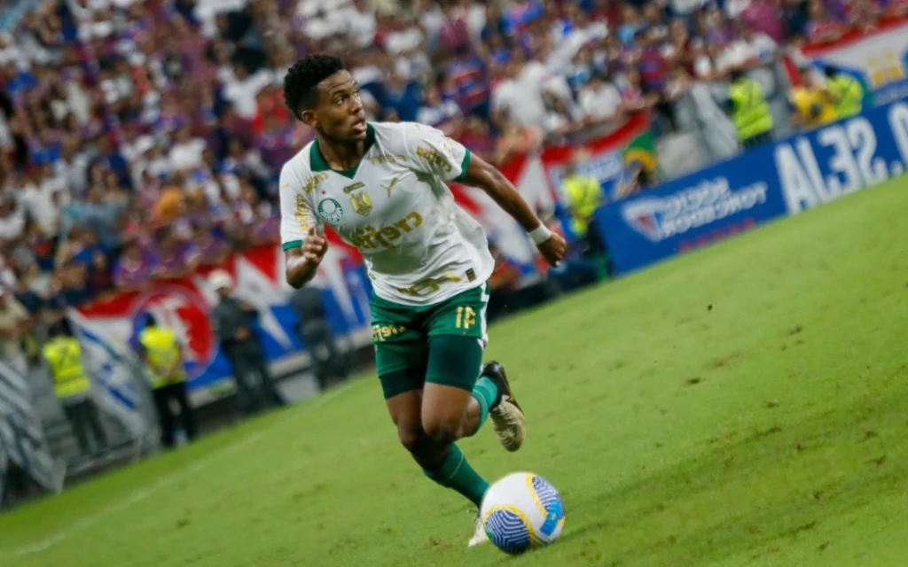 Torcedores do Palmeiras rasgam elogios ao Estêvão após gol contra o Athletico: ‘Força da natureza’ Estêvão marcou o segundo gol do Palmeiras na Ligga Arena (Foto: Baggio Rodrigues/AGIF)