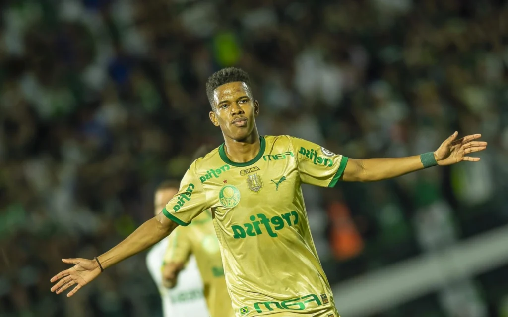 Torcedores do Palmeiras vão à loucura com Estêvão: ‘De outro mundo’ Foto: Anderson Romao/AGIF