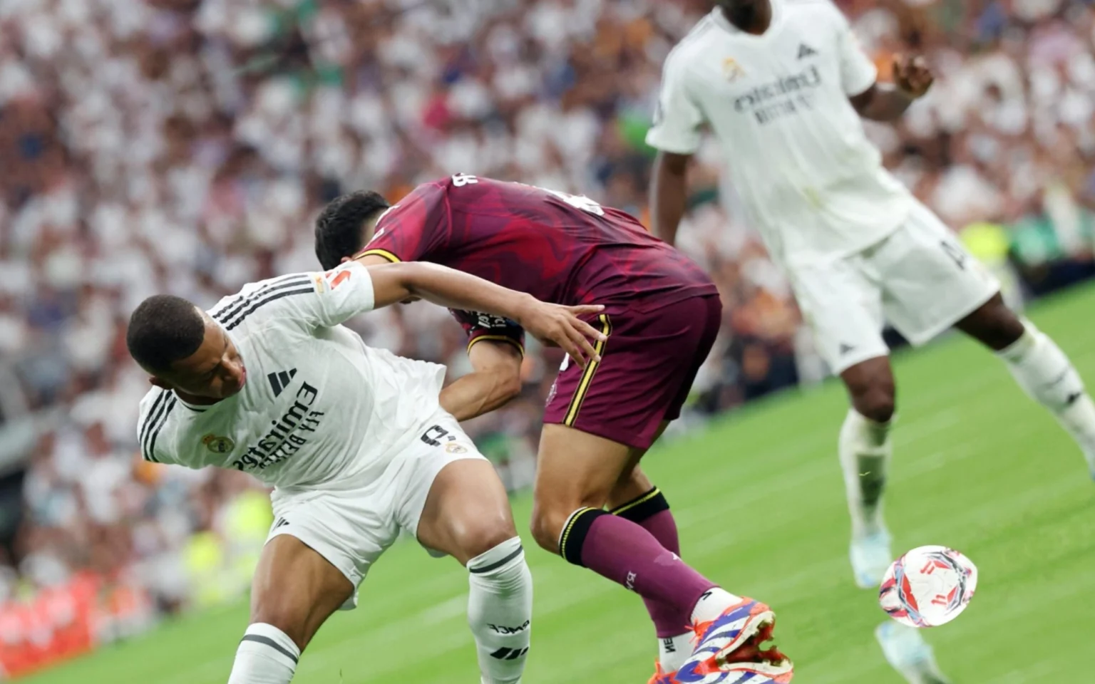 Torcedores do Real Madrid perdem paciência na web: ‘Cada partida sem Kroos fica pior’ Mbappé disputa bola em Real Madrid x Real Valladolid (Foto: Pierre-Philippe MARCOU / AFP)