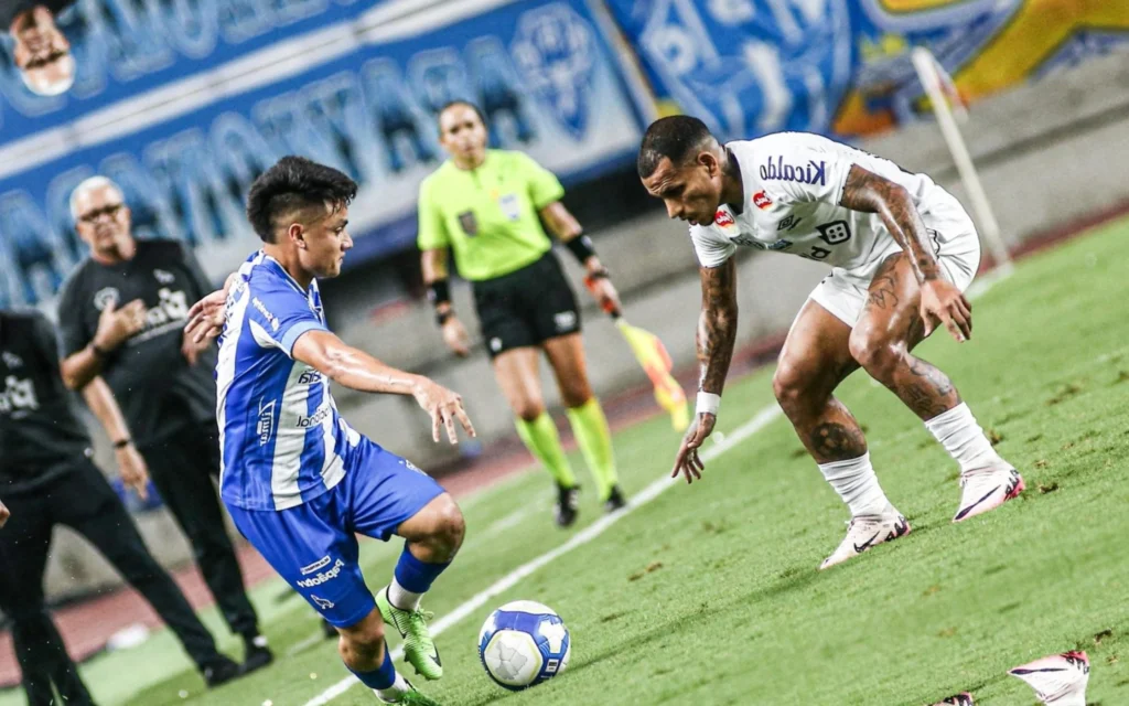 Torcedores do Santos detonam postura do time: ‘Tomando sufoco com um a mais’ Santos vai vencendo o Paysandu na Série B (Foto: Marcos Junior/AGIF)