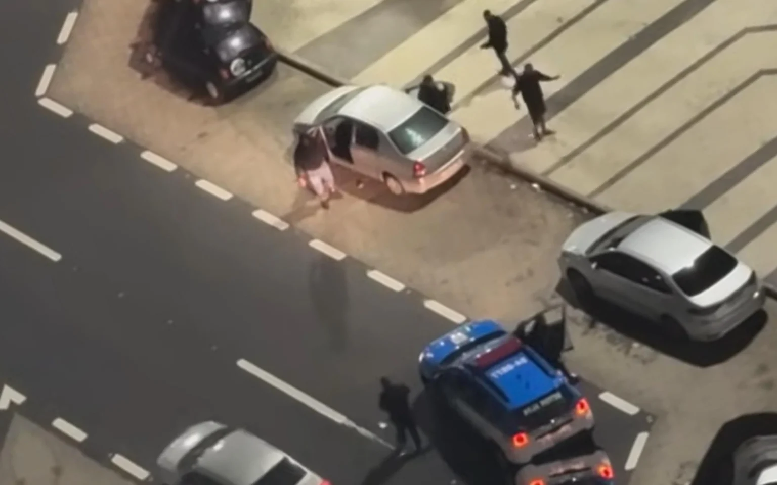 Torcedores do Vasco fazem foguetório em frente ao hotel do Athletico