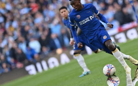 Torcedores entregam ‘troféu Bagre de Ouro’ a Nicolas Jackson por gols perdidos em eliminação do Chelsea Nicolas Jackson em ação na semifinal da Copa da Inglaterra entre Manchester City x Chelsea (Foto: Glyn KIRK / AFP)