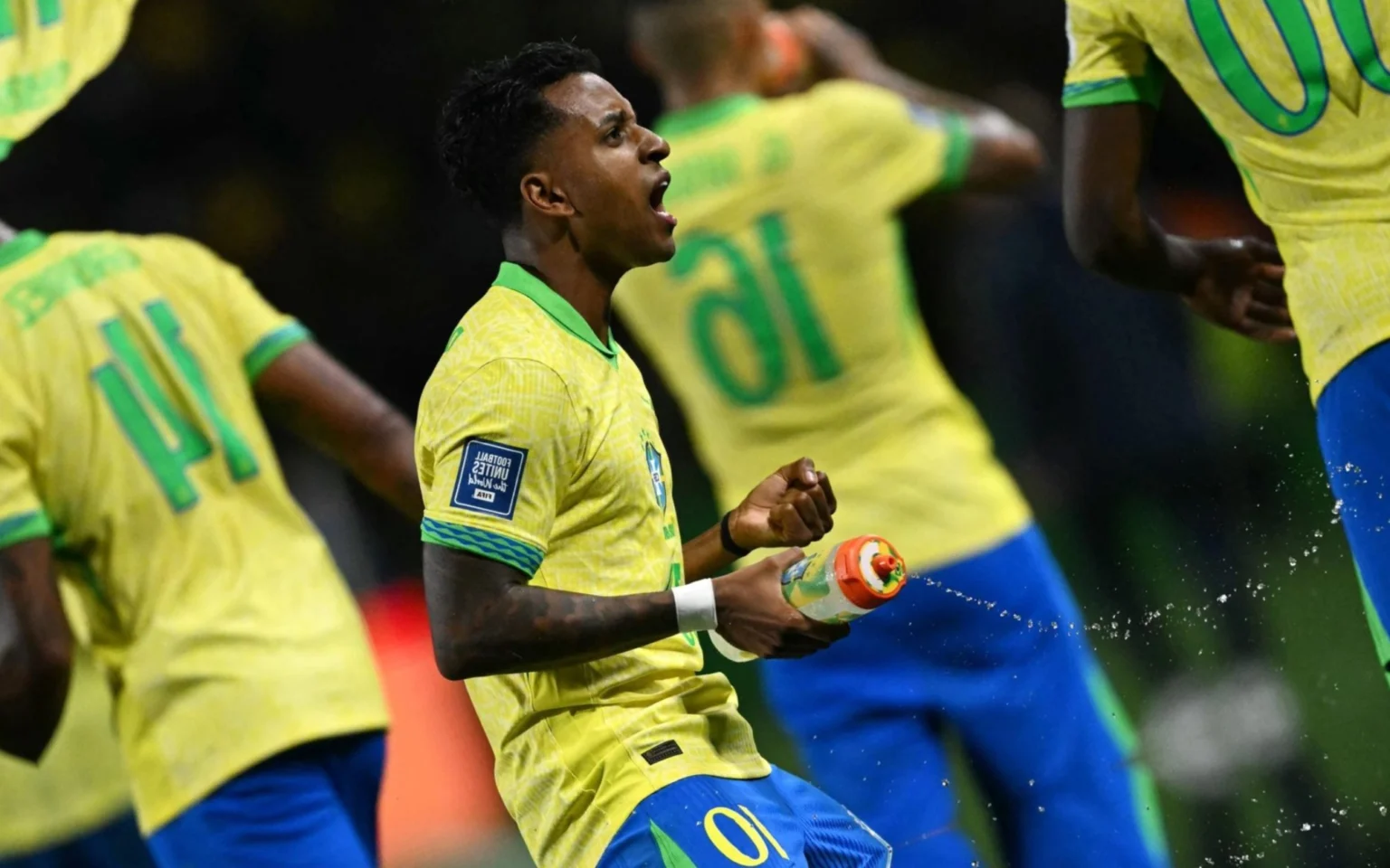 Torcedores exaltam Rodrygo após golaço em Brasil x Equador: ‘Bola de ouro’ Rodrygo abriu o placar para o Brasil (Foto: Mauro Pimentel/AFP)